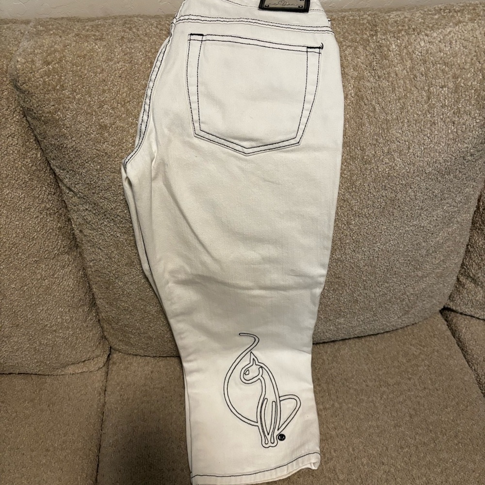 Stylish White Jeans with Embroidered Detail